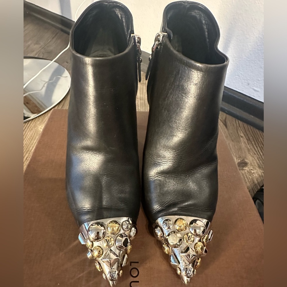 Louis Vuitton Ankle Boots w/ box